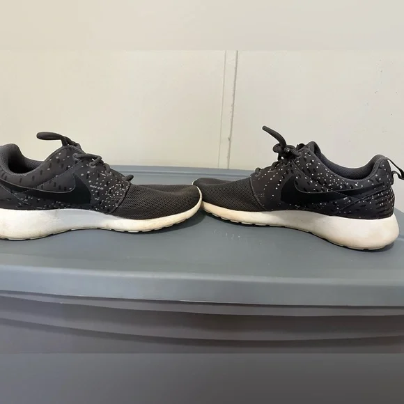 Nike Gray and White Spotted Roshe Tennis Shoes Women’s size 7.5 - Picture 6 of 8